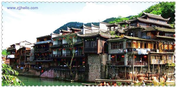 張家界、黃石寨、金鞭溪、袁家界、天子山、十里畫(huà)廊、黃龍洞、寶峰湖、天門(mén)山、鳳凰古城四日游